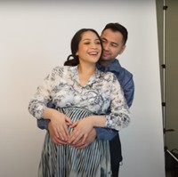 Pada sesi pemotretan tersebut Nagita Slavina juga tampak berganti pakaian berkali-kali. Nagita sempat terlihat mengenakan dress panjang berwarna hitam polos, gaun berwarna putih dan hijau, serta pakaian casual seperti dalam foto yang satu ini. Foto: YouTube/Rans Entertainment