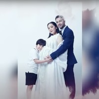 Dalam foto yang satu ini Nagita Slavina terlihat cantik mengenakan gaun panjang berwarna putih. Nagita tampak kompak berpose bersama sang suami dan anak pertamanya. Foto: YouTube/Rans Entertainment