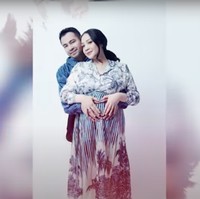 Melalui channel YouTube Rans Entertainment miliknya, Nagita Slavina tampak sudah melakukan beragam persiapan untuk menyambut anak keduanya. Tak hanya melakukan foto maternity, segala keperluan bayi pun sudah disiapkan lengkap oleh istri Raffi Ahmad itu. Foto: YouTube/Rans Entertainment