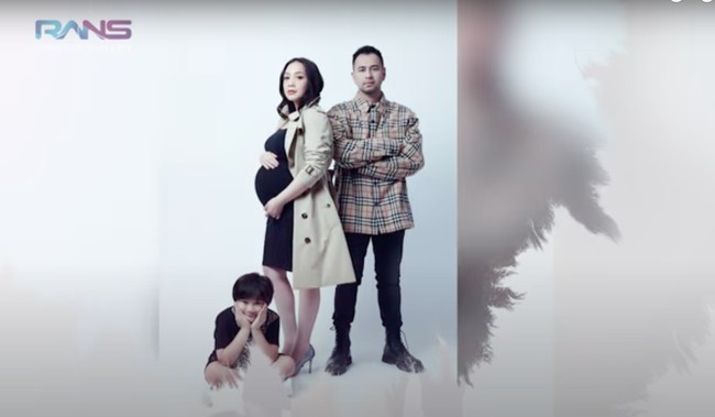 Kompak mengenakan outfit senada berwarna hitam dan coklat, begini penampilan Nagita Slavina, Raffi Ahmad dan Rafathar Malik Ahmad. Sebentar lagi anggota keluarga Raffi itu akan bertambah menjadi 4 orang. Foto: YouTube/Rans Entertainment