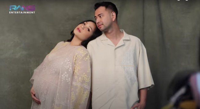 Untuk menyempurnakan tampilannya, Nagita Slavina memilih mengenakan pulasan makeup natural di wajahnya. Lipstik berwarna merah muda yang dipilih juga memberikan kesan yang lebih fresh di wajah Nagita. Foto: YouTube/Rans Entertainment