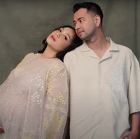 Untuk menyempurnakan tampilannya, Nagita Slavina memilih mengenakan pulasan makeup natural di wajahnya. Lipstik berwarna merah muda yang dipilih juga memberikan kesan yang lebih fresh di wajah Nagita. Foto: YouTube/Rans Entertainment