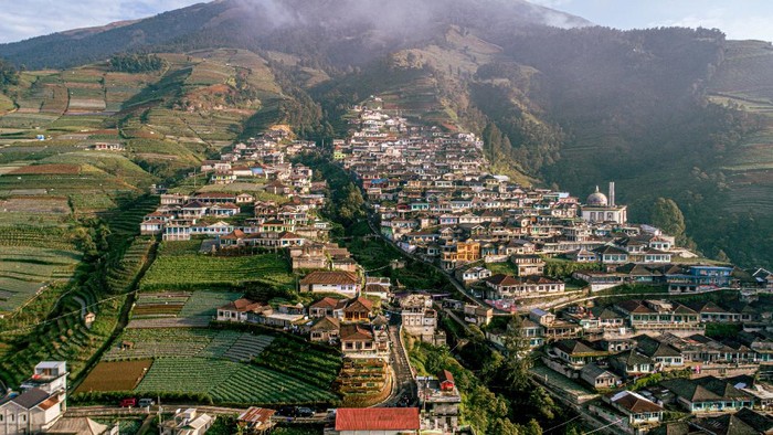 Nepal van Java julukan dari Dusun Butuh, yang berada di Desa Temanggung, Kecamatan Kaliangkrik, Kabupaten Magelang, Jawa Tengah memiliki lanskap yang menarik untuk dikunjungi. Deretan rumah berwarna-warni diketinggian 1.600 mdpl yang berada di kaki Gunung Sumbing itu hampir mirip dengan kontur yang ada di Pegunungan Himalaya, Nepal.