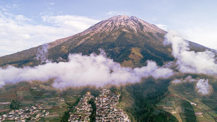 Nepal van Java julukan dari Dusun Butuh, yang berada di Desa Temanggung, Kecamatan Kaliangkrik, Kabupaten Magelang, Jawa Tengah memiliki lanskap yang menarik untuk dikunjungi. Deretan rumah berwarna-warni diketinggian 1.600 mdpl yang berada di kaki Gunung Sumbing itu hampir mirip dengan kontur yang ada di Pegunungan Himalaya, Nepal.