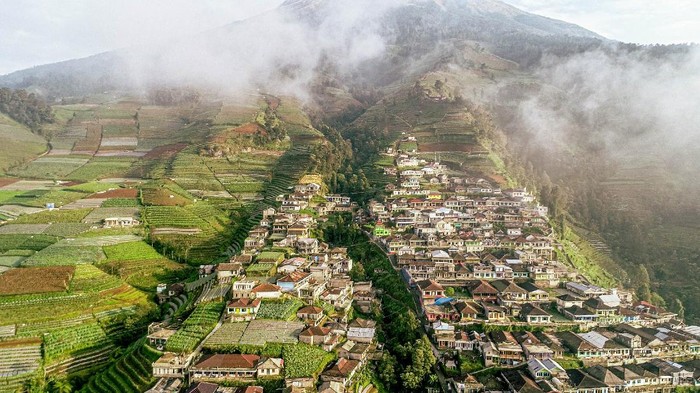 Nepal van Java julukan dari Dusun Butuh, yang berada di Desa Temanggung, Kecamatan Kaliangkrik, Kabupaten Magelang, Jawa Tengah memiliki lanskap yang menarik untuk dikunjungi. Deretan rumah berwarna-warni diketinggian 1.600 mdpl yang berada di kaki Gunung Sumbing itu hampir mirip dengan kontur yang ada di Pegunungan Himalaya, Nepal.