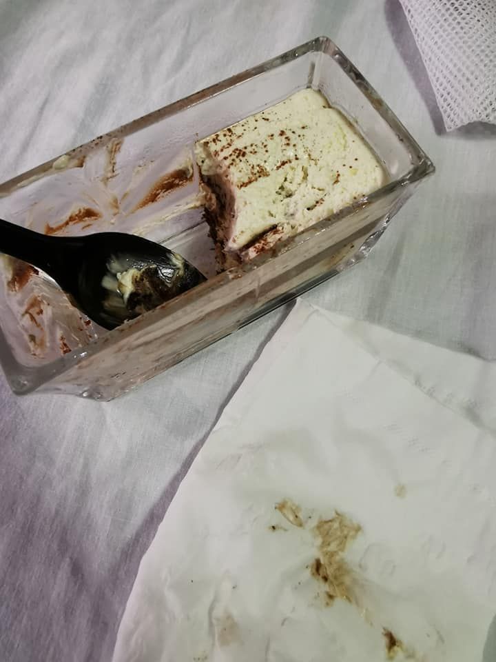 Ngeri! Lidah Pria Ini Tergores Kaca Saat Asyik Ngemil Tiramisu