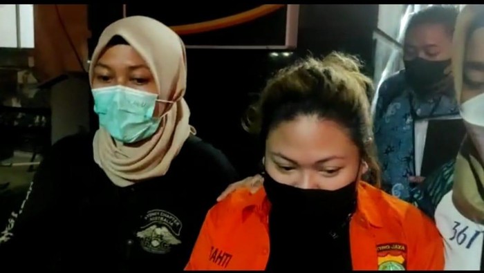 Olivia Nathania keluar berbaju tahanan usai pemeriksaan tersangka di Polda Metro Jaya