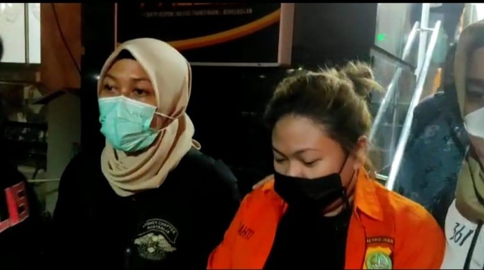 Olivia Nathania keluar berbaju tahanan usai pemeriksaan tersangka di Polda Metro Jaya Olivia Nathania keluar berbaju tahanan usai pemeriksaan tersangka di Polda Metro Jaya