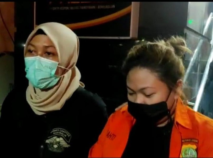 Olivia Nathania keluar berbaju tahanan usai pemeriksaan tersangka di Polda Metro Jaya