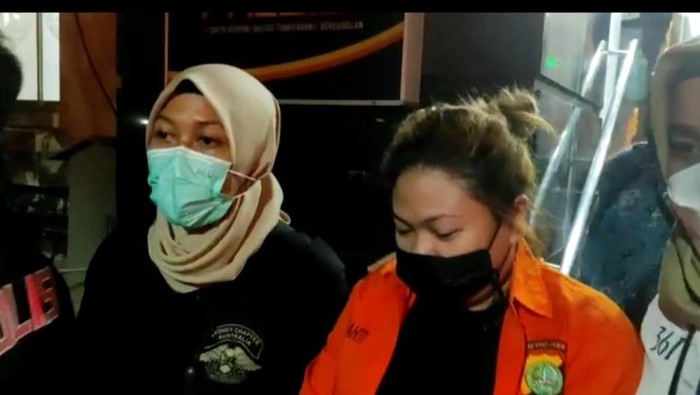 Olivia Nathania keluar berbaju tahanan usai pemeriksaan tersangka di Polda Metro Jaya