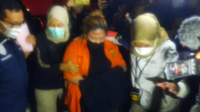 Olivia Nathania keluar berbaju tahanan usai pemeriksaan tersangka di Polda Metro Jaya Olivia Nathania keluar berbaju tahanan usai pemeriksaan tersangka di Polda Metro Jaya