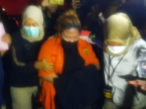 Penampakan Anak Nia Daniaty Berbaju Tahanan Digiring ke Rutan