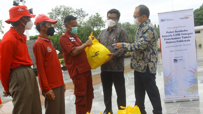 Memperingati Hari Pahlawan, para petugas yang mengabdi di 20 Taman Makam Pahlawan (TMP) di Indonesia mendapat apresiasi. Mereka diberikan paket sembako.