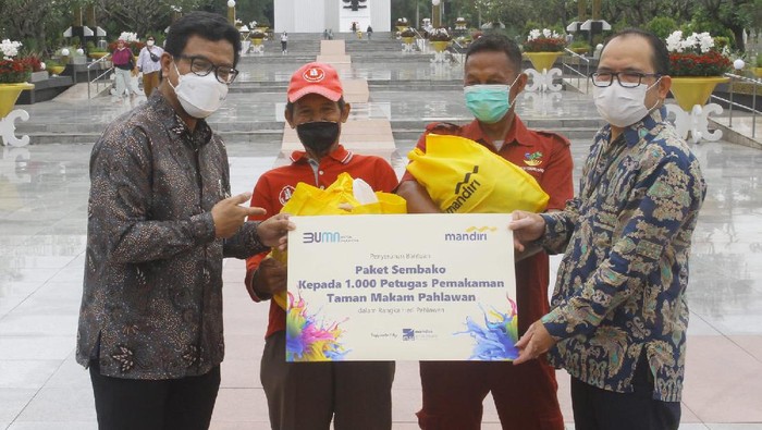 Memperingati Hari Pahlawan, para petugas yang mengabdi di 20 Taman Makam Pahlawan (TMP) di Indonesia mendapat apresiasi. Mereka diberikan paket sembako.