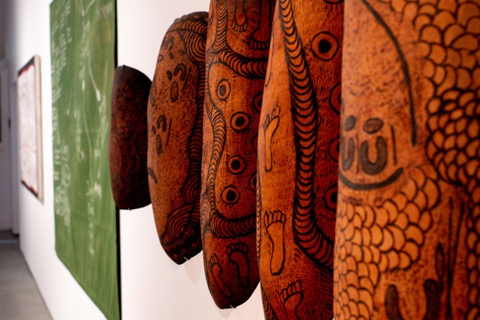Pameran Seni Aborigin Terbesar di Dunia Digelar PLYMOUTH, ENGLAND - NOVEMBER 10: A general view of Songlines: Tracking the Seven Sisters at The Box, the world's largest exhibition of Aboriginal Australian art on display in Plymouth until 27 February 2022 on November 10, 2021 in Plymouth, England. (Photo by Matt Keeble/Getty Images for The Box )