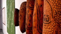 Pameran seni bertajuk Songlines: Tracking the Seven Sisters at the Box dipamerkan di Plymouth, Inggris, mulai 10 November 2021 hingga 27 Februari 2022.  Foto: Getty Images for The Box/Matt Keeble