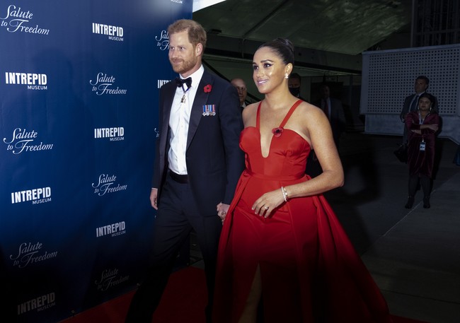 Lady in red! Untuk momen spesial tersebut, Meghan Markle bersolek maskimal. Sebuah gaun merah dari Carolina Herrera menjadi andalan Duchess of Sussex. Direktur kreatif Carolina Herrera, Wes Gordon, sebenarnya merancang gaun ini untuk koleksi Pre-Fall 2022 yang bahkan belum diluncurkan sama sekali. (Foto: AP/Craig Ruttle)