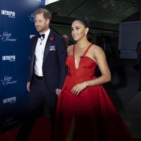 Lady in red! Untuk momen spesial tersebut, Meghan Markle bersolek maskimal. Sebuah gaun merah dari Carolina Herrera menjadi andalan Duchess of Sussex. Direktur kreatif Carolina Herrera, Wes Gordon, sebenarnya merancang gaun ini untuk koleksi Pre-Fall 2022 yang bahkan belum diluncurkan sama sekali. (Foto: AP/Craig Ruttle)