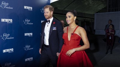 6 Foto Terbaru Meghan Markle dan Pangeran Harry Eksis Lagi di Karpet Merah