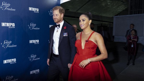 6 Foto Terbaru Meghan Markle dan Pangeran Harry Eksis Lagi di Karpet Merah
