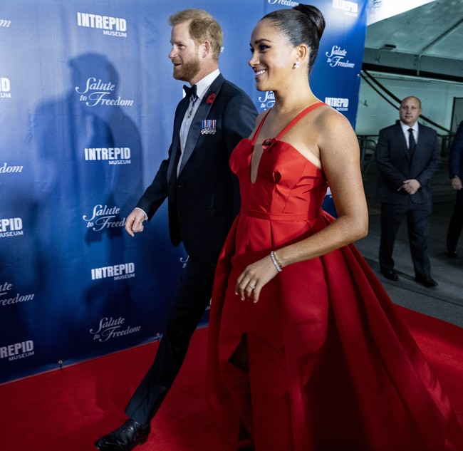 Seperti dikabarkan Daily Mail, Meghan Markle menyempurnakan gayanya dengan sepasang heels berwarna senada dari Giuseppe Zanotti. Harga sepatu berbahan satin itu diperkirakan mencapai US$ 350 atau hampir setara Rp 5 juta. (Foto: AP/Craig Ruttle)