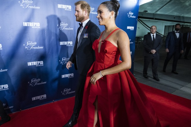 Gaun tersebut memiliki garis leher V yang memancarkan aura seksi Meghan Markle. Sementara itu, roknya yang megar menghadirkan nuansa yang dramatis pada penampilan mantan aktris itu. (Foto: AP/Craig Ruttle)