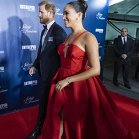 Gaun tersebut memiliki garis leher V yang memancarkan aura seksi Meghan Markle. Sementara itu, roknya yang megar menghadirkan nuansa yang dramatis pada penampilan mantan aktris itu. (Foto: AP/Craig Ruttle)