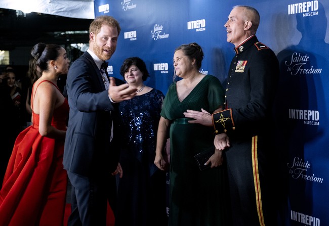 Pangeran Harry yang pernah mengabdi untuk militer Inggris selama 10 tahun tampak gagah dalam balutan setelan. Aku selalu bangga dengannya, puji Meghan Markle untuk suaminya di acara tersebut. (Foto: AP/Craig Ruttle)