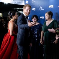 Pangeran Harry yang pernah mengabdi untuk militer Inggris selama 10 tahun tampak gagah dalam balutan setelan. Aku selalu bangga dengannya, puji Meghan Markle untuk suaminya di acara tersebut. (Foto: AP/Craig Ruttle)