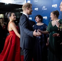 Di jajaran aksesori, sejumlah perhiasan mewah ikut menemani gaya Meghan Markle. Salah satunya gelang warisan mendiang ibu mertuanya, Putri Diana. Gelang berlian dari Cartier itu ditaksir bernilai 125 ribu pound sterling atau Rp 2,3 miliar. (Foto: AP/Craig Ruttle)