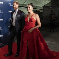 Pangeran Harry dan Meghan Markle menghadiri acara Salute to Freedom Gala di Intrepid Sea, Air & Space Museum, New York City, Rabu (10/11/2021). Acara ini digelar untuk merayakan Veterans Day di Amerika Serikat sekaligus Armistice Day di Inggris. (Foto: AP/Craig Ruttle)