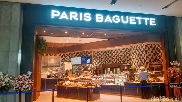 Paris Baguette Toko roti legendaris di Korea Selatan yang tawarkan aneka roti Prancis, cake, hingga minuman. Toko roti ini juga favorit artis Korea.
