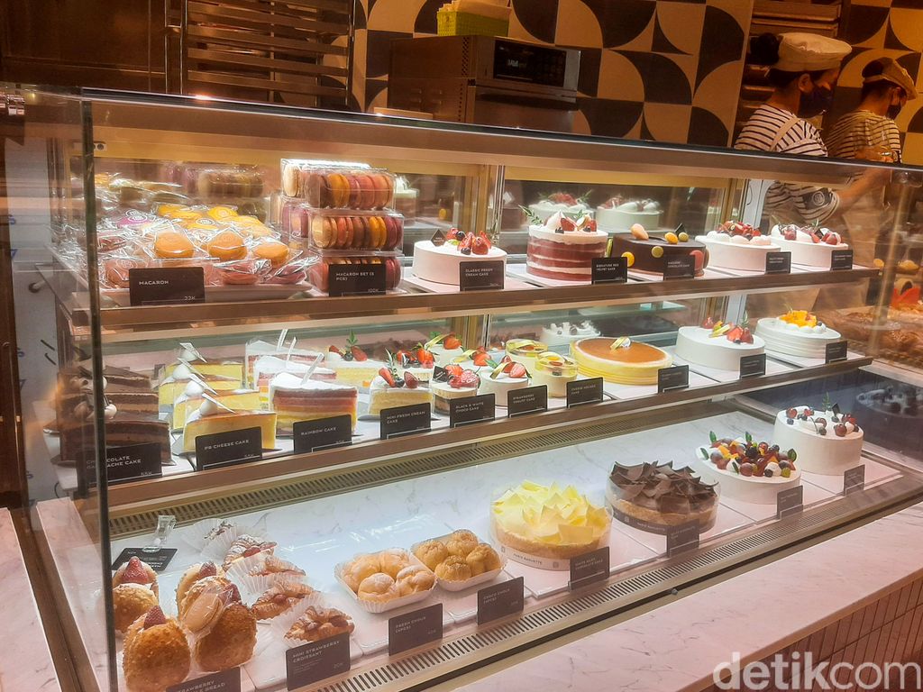 Toko roti legendaris di Korea Selatan yang tawarkan aneka roti Prancis, cake, hingga minuman. Toko roti ini juga favorit artis Korea.