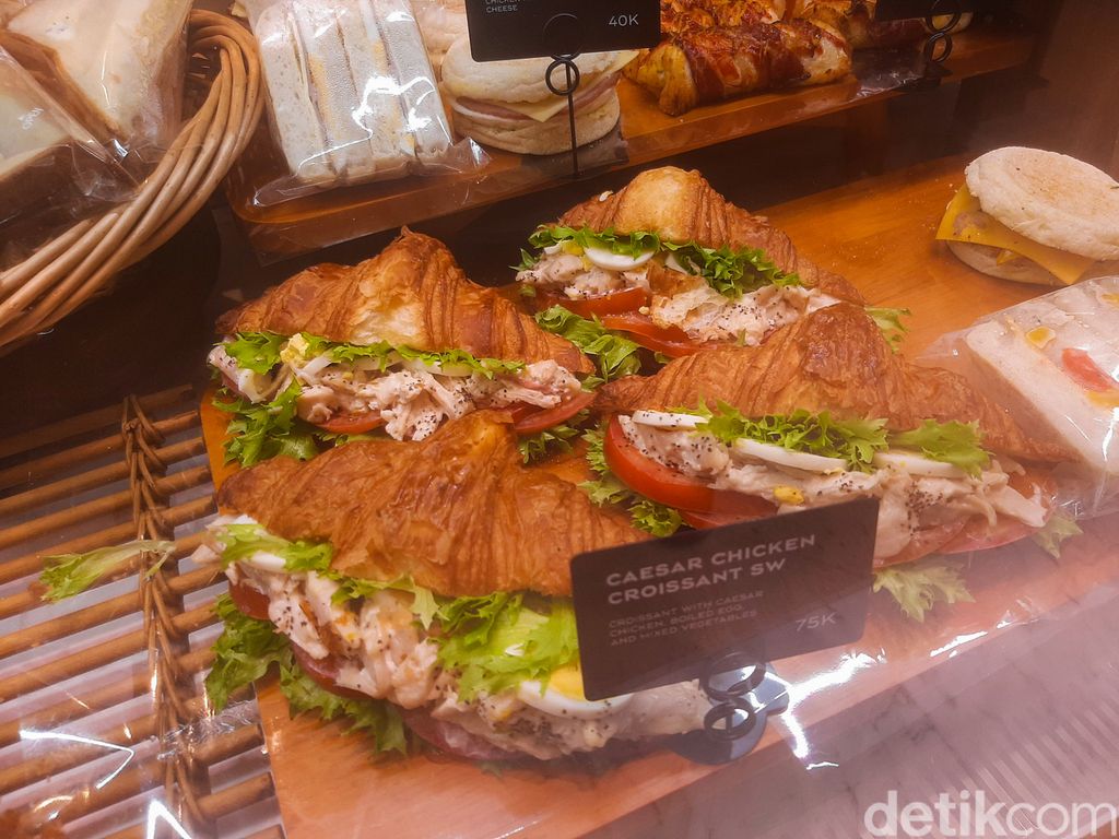 Toko roti legendaris di Korea Selatan yang tawarkan aneka roti Prancis, cake, hingga minuman. Toko roti ini juga favorit artis Korea.
