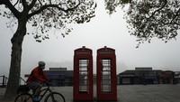 Telepon umum di dalam box berwarna merah menjadi ikon bagi Inggris. Bahkan replika-replikanya bisa diemukan di tempat wisata Indonesia. (Victoria Jones/AP)