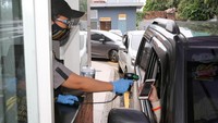 Warga melakukan pembayaran digital di gerai McDonald’s Salemba.