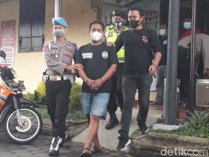 Kasus penusukan Muhammad Nurwanto (30) warga Surabaya di vila kawasan Tretes, Prigen, Pasuruan terungkap. Polisi mengamankan teman korban sebagai tersangka tunggal.
