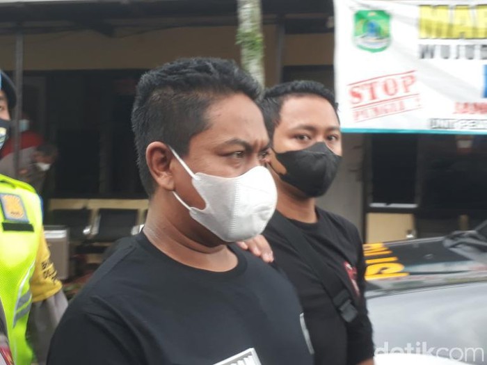 Penusuk pria dalam vila di Tretes, Pasuruan merupakan teman sendiri. Penusukan bermula dari pertengkaran dalam pengaruh minuman keras.