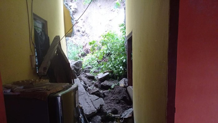 Penampakan longsor di salah satu rumah di bantaran Kali Code Yogyakarta, Kamis (11/11/2021).
