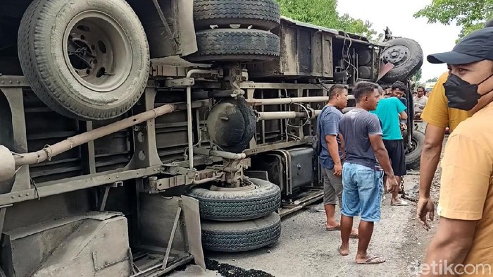 Sebuah bus terlibat kecelakaan dengan dua minibus di kawasan Sragen, Jawa Tengah, pagi tadi. Akibatnya, 10 orang terluka dan satu orang dilaporkan tewas.