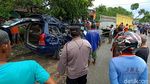 Penampakan Mobil Ringsek-Bus Terguling Imbas Kecelakaan di Sragen