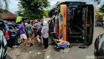 Penampakan Mobil Ringsek-Bus Terguling Imbas Kecelakaan di Sragen