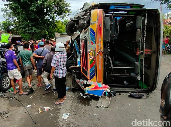 Sebuah bus terlibat kecelakaan dengan dua minibus di kawasan Sragen, Jawa Tengah, pagi tadi. Akibatnya, 10 orang terluka dan satu orang dilaporkan tewas.