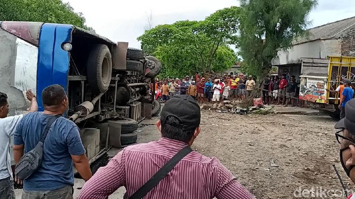 Sebuah bus terlibat kecelakaan dengan dua minibus di kawasan Sragen, Jawa Tengah, pagi tadi. Akibatnya, 10 orang terluka dan satu orang dilaporkan tewas.