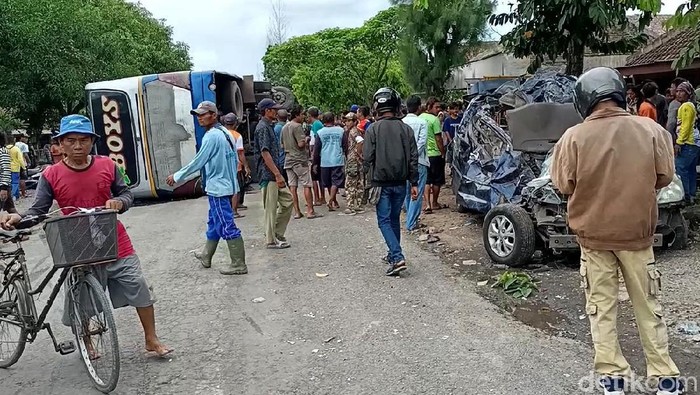 Penampakan Mobil Ringsek-Bus Terguling Imbas Kecelakaan di Sragen Sebuah bus terlibat kecelakaan dengan dua minibus di kawasan Sragen, Jawa Tengah, pagi tadi. Akibatnya, 10 orang terluka dan satu orang dilaporkan tewas.