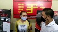 Tri mengatakan DJ Sandra Arimbi diduga mempromosikan situs judi online secara live streaming lewat akun Facebook.  (Foto: dok. Istimewa)