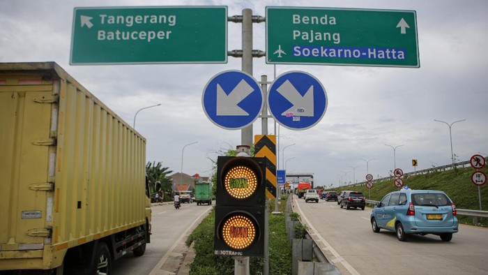 Sejumlah kendaraan memasuki gerbang tol pada ruas Tol Cengkareng- Batu Ceper- Kunciran, Kota Tangerang, Banten, Rabu (10/11/2021). PT Jasamarga Kunciran Cengkareng mulai menerapkan tarif pada ruas tol Cengkareng-Batu Ceper-Kunciran mulai 11 November 2021 setelah beroperasi dengan tarif nol rupiah sejak tanggal 2 April 2021. ANTARA FOTO/Fauzan/aww.