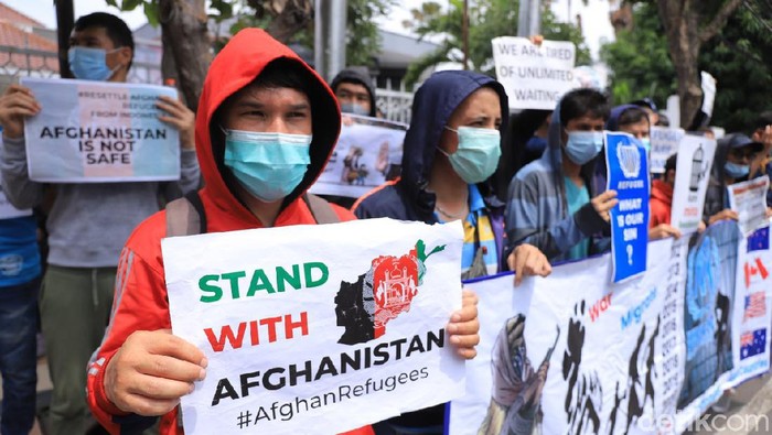 Seratus pengungsi asal Afghanistan di Tempat Penampungan Puspa Agro mendatangi Kanwil Kemenkumham Jatim. Mereka memperjuangkan nasib yang tak menentu selama 11 tahun terakhir.