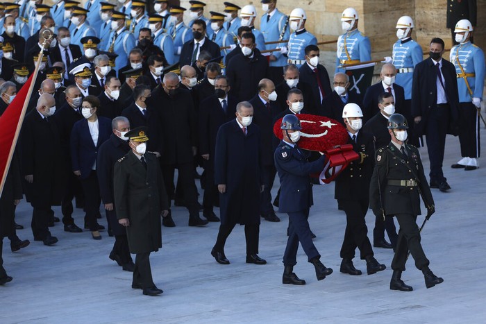 Peringatan ke-83 Meninggalnya Kemal Ataturk Turki memberi penghormatan pada peringatan meninggalnya Kemal Ataturk yang ke-83. Tampak, dari presiden hingga engendara di jalan raya mengheningkan cipta untuk bapak modernisasi Turki itu.