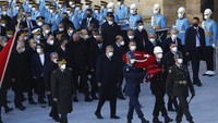 Presiden Recep Tayyip Erdogan berjalan di belakang karangan bunga, saat peringatan meninggalnya bapak modernisasi Turki, Mustafa Kemal Ataturk, di kompleks makam Ataturk, di Ankara, (10/11). Ataturk melakukan modernisasi Turki, mengganti kesultanan menjadi negara moderen berbentuk republik. (AP Photo/Burhan Ozbilici)